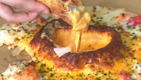 寵媽商機!超豪華披薩鋪「整隻帝王蟹」 售價3888民眾直呼:好貴