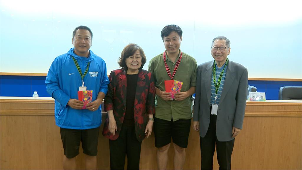 擋中搶賀電爆紅　民視記者莊順發、蔡晴景返台　董總表揚