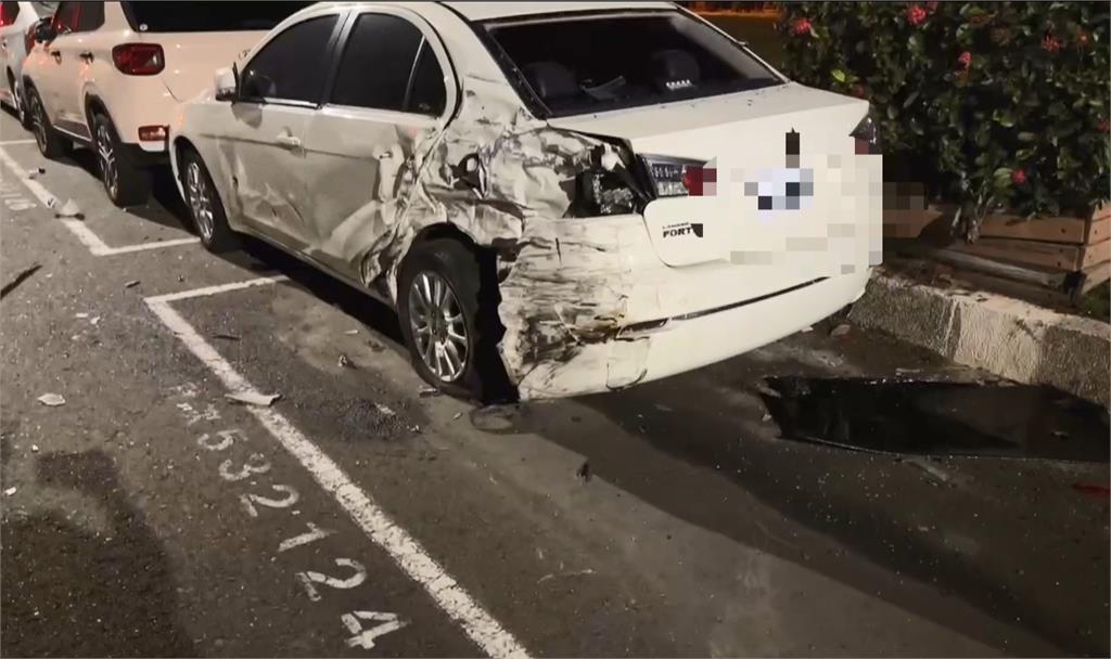 高雄酒駕撞5車！　「肇事小貨車當場翻覆」駕駛輕傷