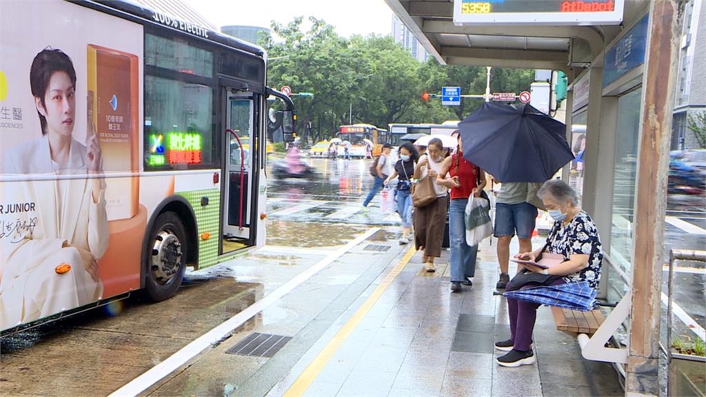 硬搭霸王車! 小巨蛋上公車只投11元 司機要求補票反飆罵三字經