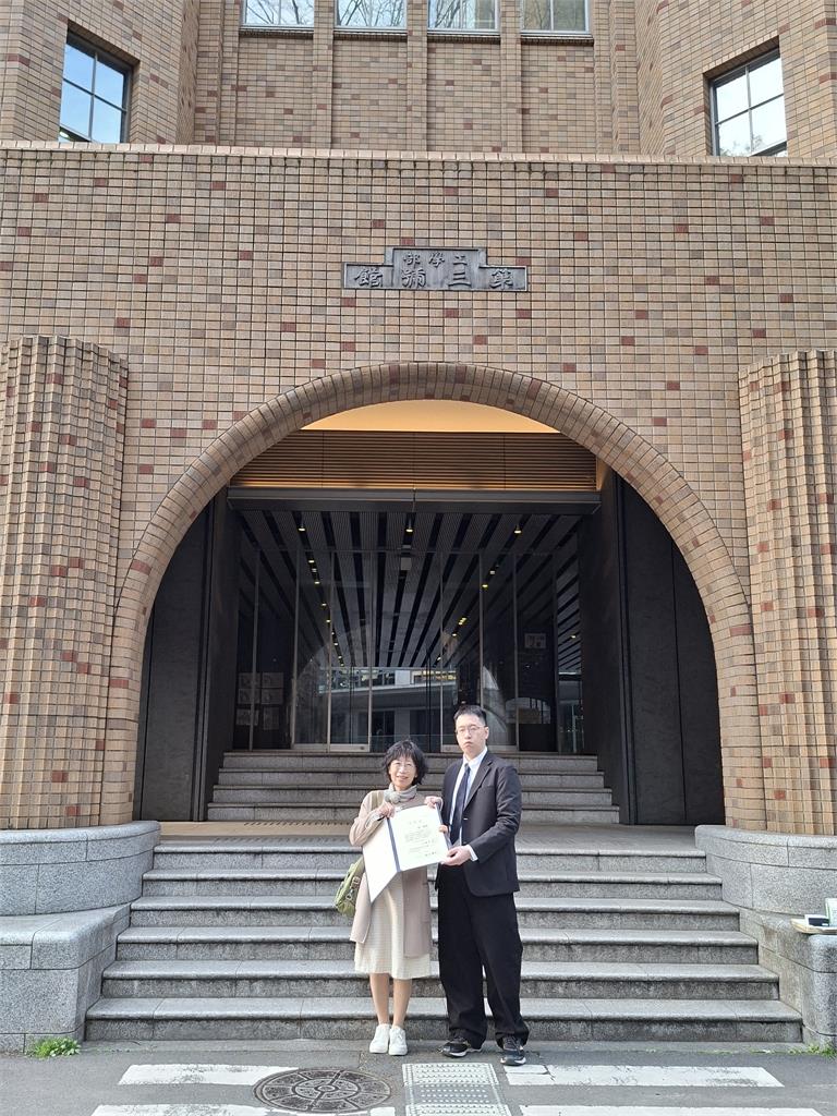 陳佩琪手捧阿北照片赴畢典！「與兒合影」首曝光…她抱怨喊：不是看直播就好