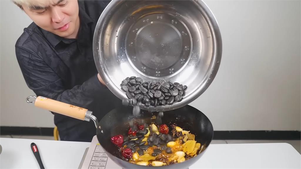 石頭也能當菜?YTR還原中國「爆炒鵝卵石」 嚐完竟喊:有種吃肉的感覺