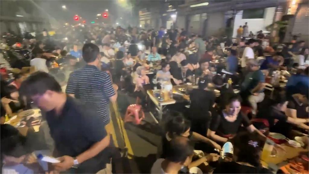 高雄誠義里封街千人烤肉趴! 上百桌烤爐開烤超壯觀