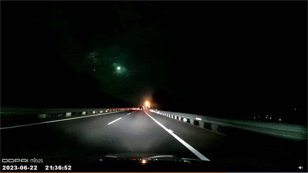 中國成都夜晚驚見UFO？神秘綠光束「咻一下」消失　專家說話了