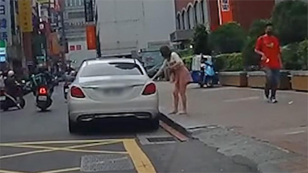 魔性笑聲!呆萌妹開錯車門「尷尬狂奔」 哥全程目睹爆笑讓路人看傻