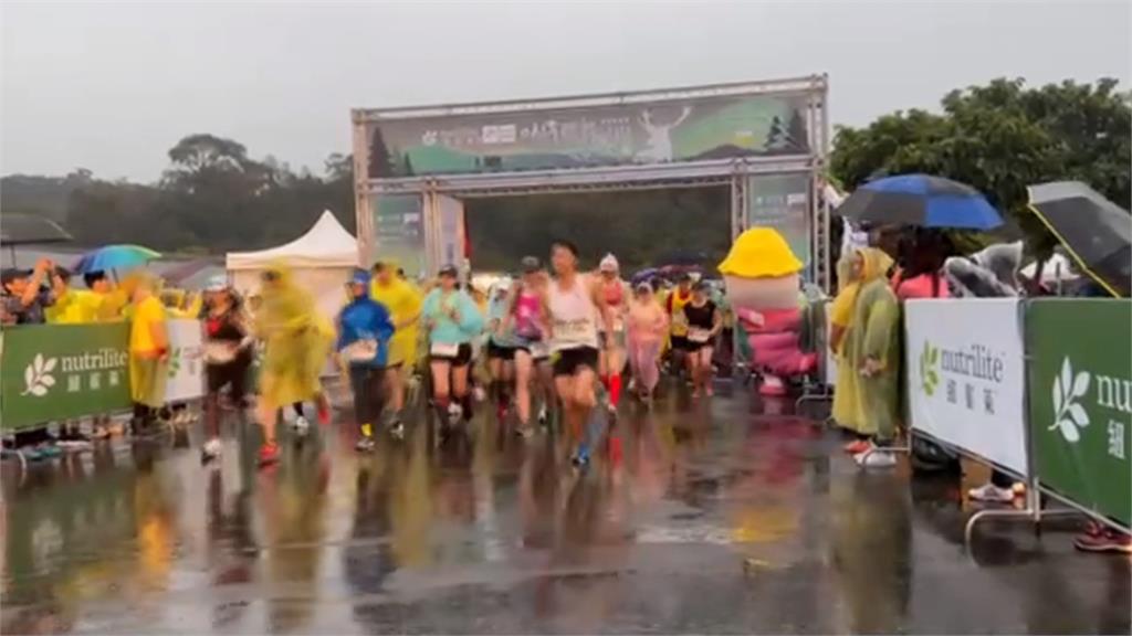 環日月潭路跑暌違2年復辦 3千名參賽者無畏風雨開跑