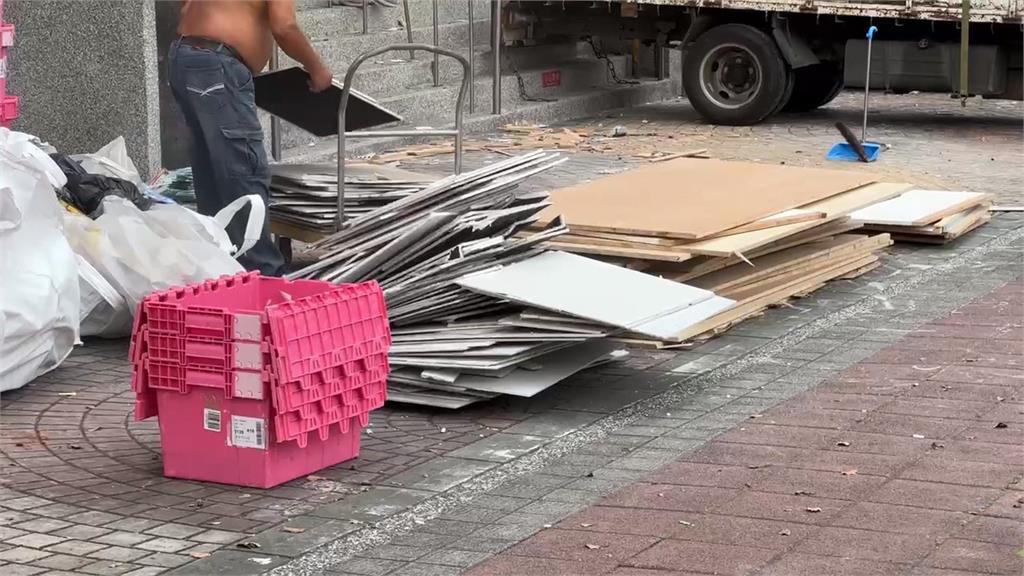 賣場改裝貨品架從天而降 逼民眾走道還差點遭砸