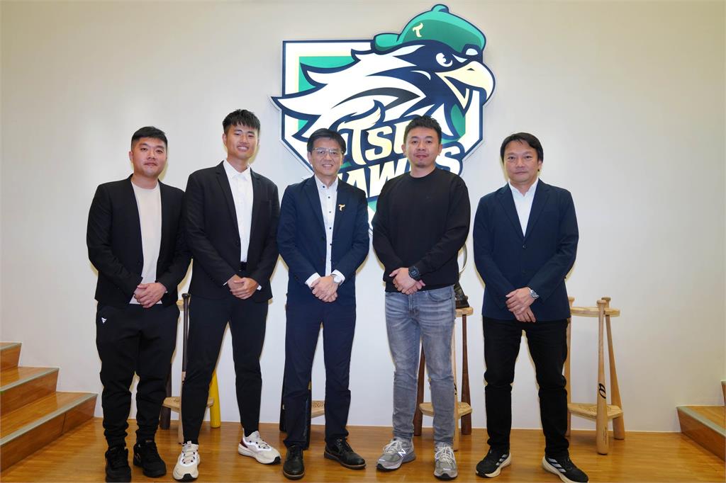 中職/與12強爆紅「Taiwan帽T」同廠商 台鋼雄鷹球員裝備續約本土品牌