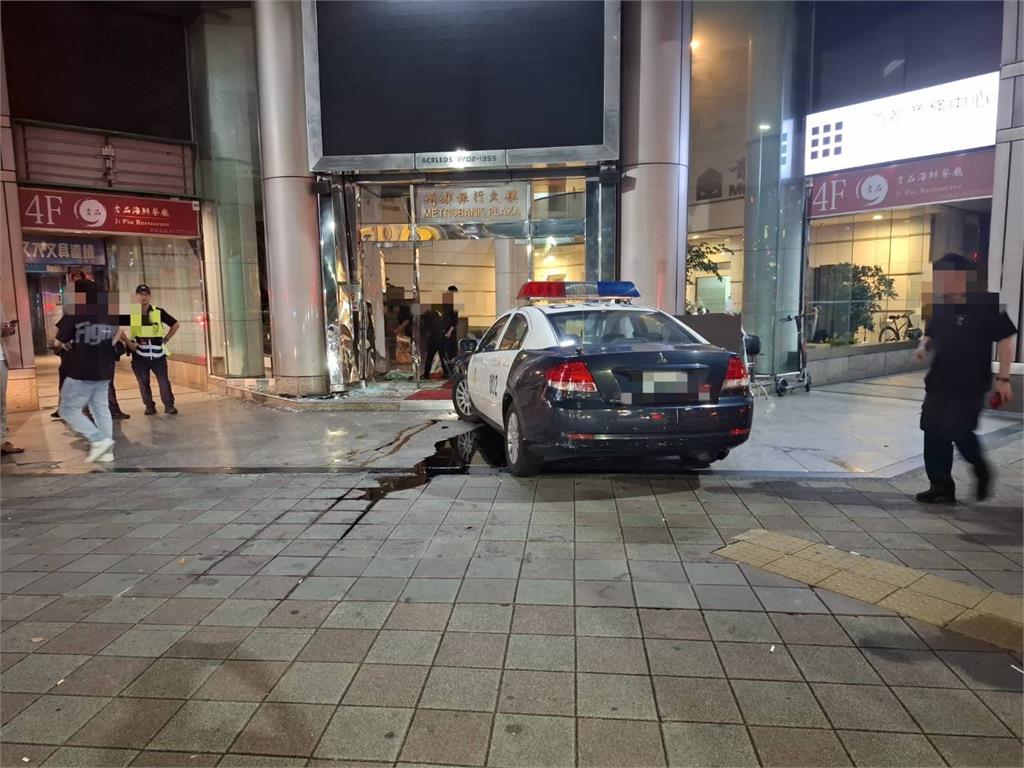 快新聞／北市凌晨警車衝撞大樓　波及2民眾送醫後無礙