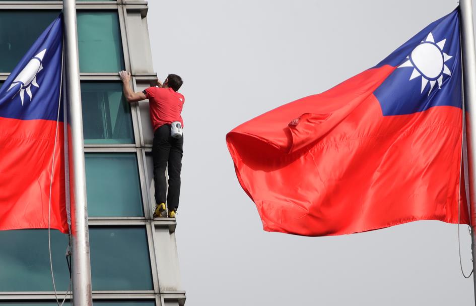 朝聖霍諾德壯舉她「蹲101窗台拍照」遭公審　道歉曝始末「1原因網送暖」