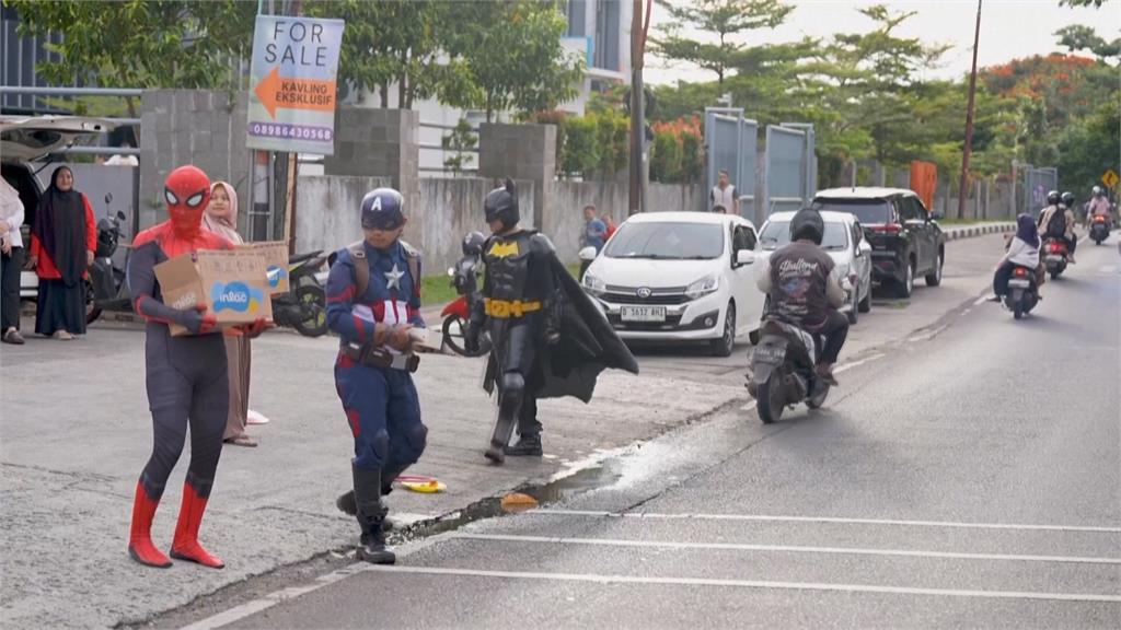 印尼街頭藝人扮「蜘蛛人、美國隊長」　免費發放開齋點心