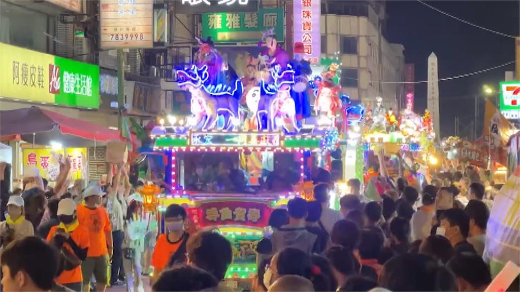 超猛!朝天宮迎媽祖「犁炮」炸轎 走到哪炸到哪 遊客讚名不虛傳