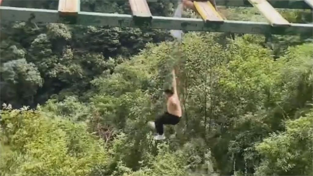 湖北10歲男童走高空網紅橋踩空　眼睜睜安全吊帶抽離墜谷驚險畫面曝光　