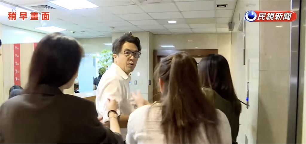 專訪花絮曝趙少康邀合照！沈伯洋「小跑步回頭」他稱：蔣萬安要哭暈了