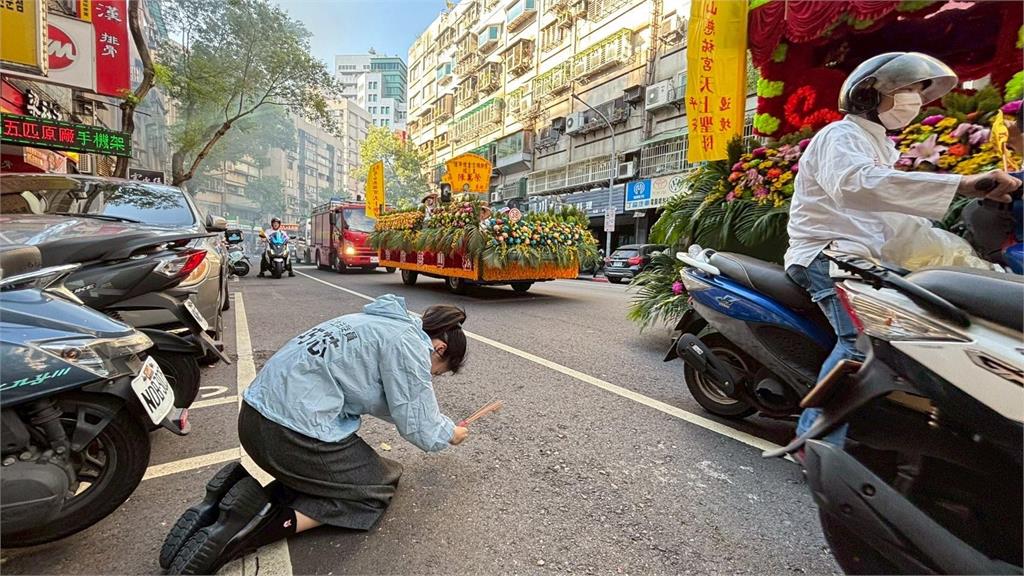 徐巧芯才跪地拜媽祖!二階罷免「衝破150%」苦苓揪1點驚:真的很靈