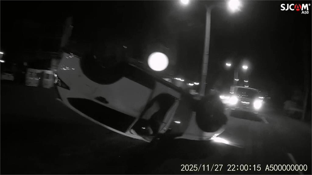 轎車突從路邊鬼切！　後方休旅車追撞側翻2人傷