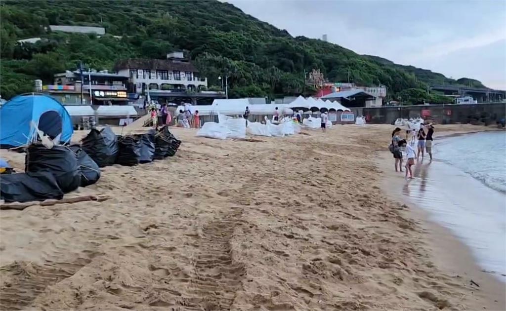 海漂垃圾堆滿基隆大武崙沙灘 志工、遊客合力淨灘