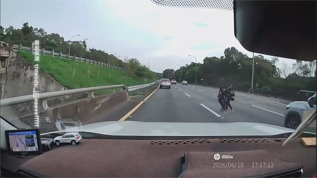 機車闖國道! 2女子棄車"手牽手"穿越車道翻護欄離開