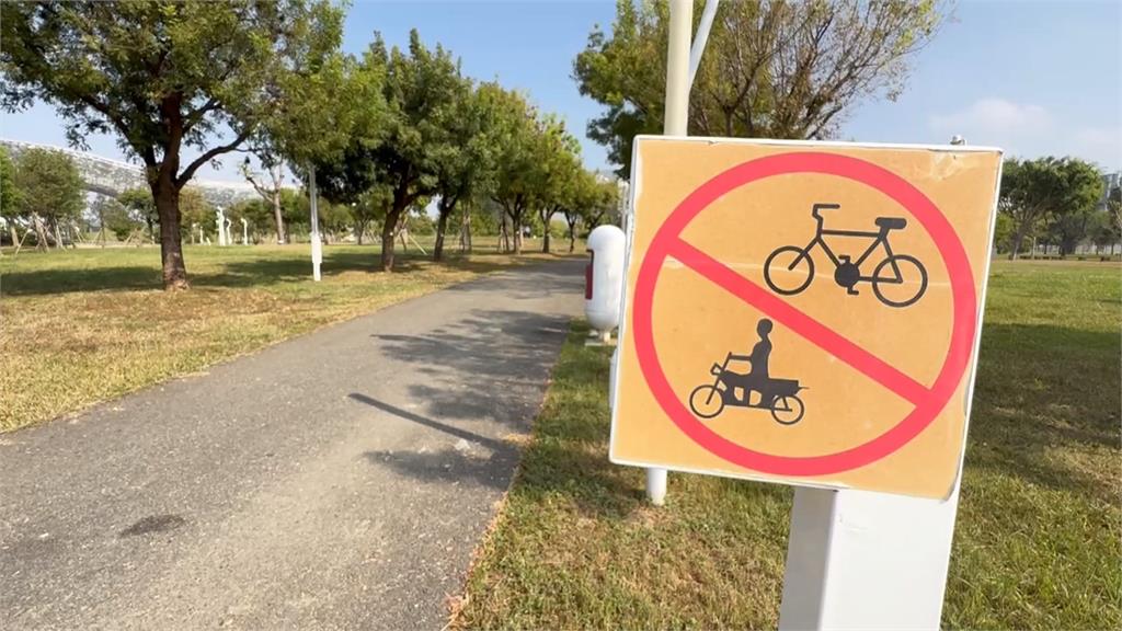 休旅車直闖中央公園! 散步民眾嚇傻 建設局依法開罰