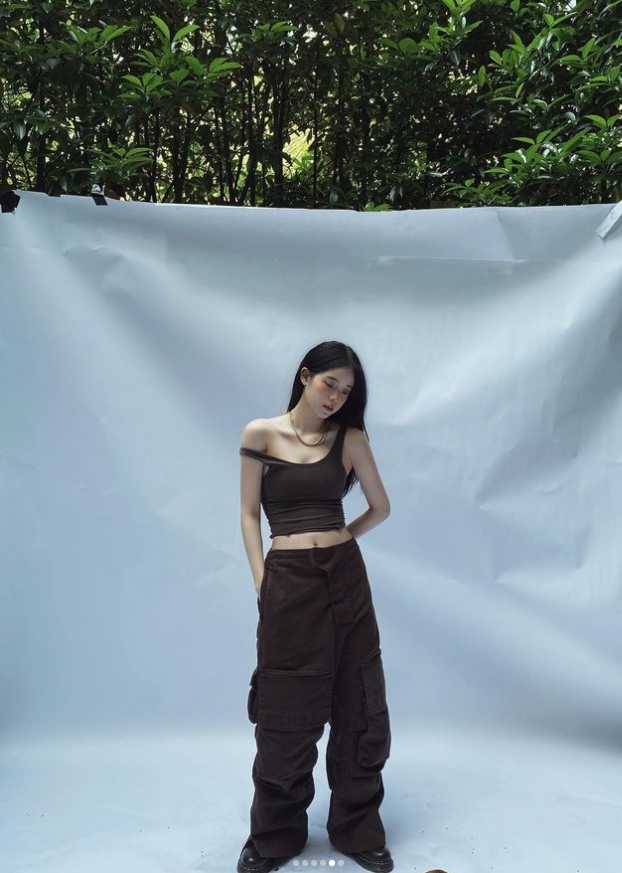 歐陽娜娜「肩帶掉一邊」好身材被看光 網急勸:衣服穿好啦!