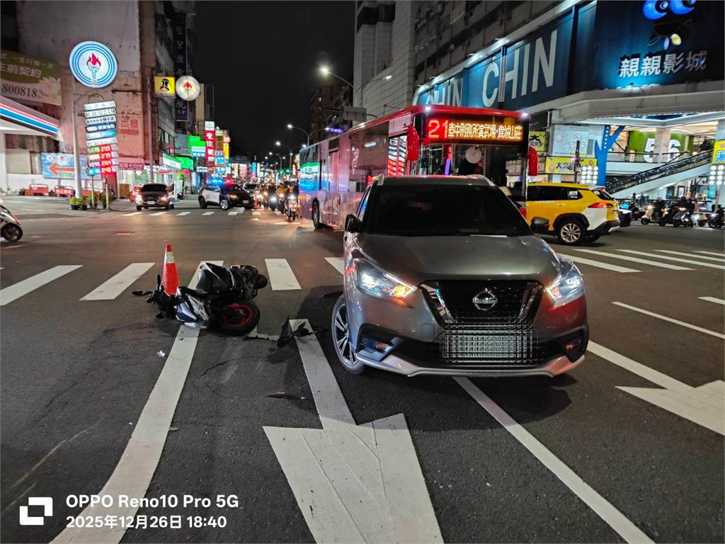 快新聞／「親親戲院」前休旅車迴轉撞機車　後方騎士猛閃慘摔「腳骨外露」OHCA搶救