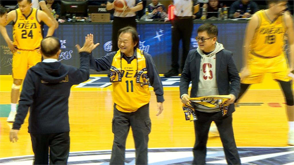 職籃新賽季開打！　球團邀"金句王"王世堅開球　全場嗨到爆