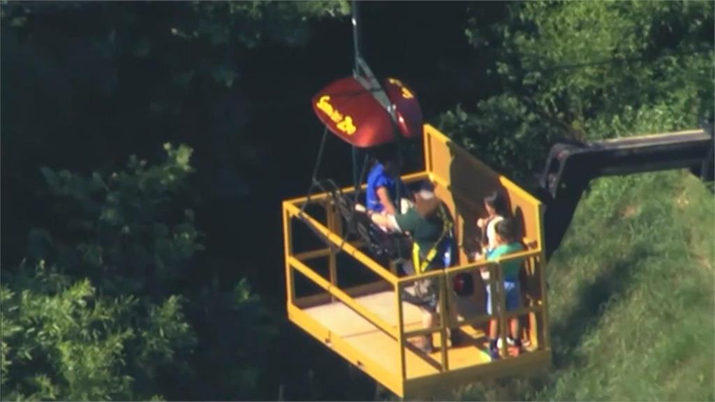 空中驚魂！美國麻州動物園纜車故障　３０人卡半空中、腳懸空
