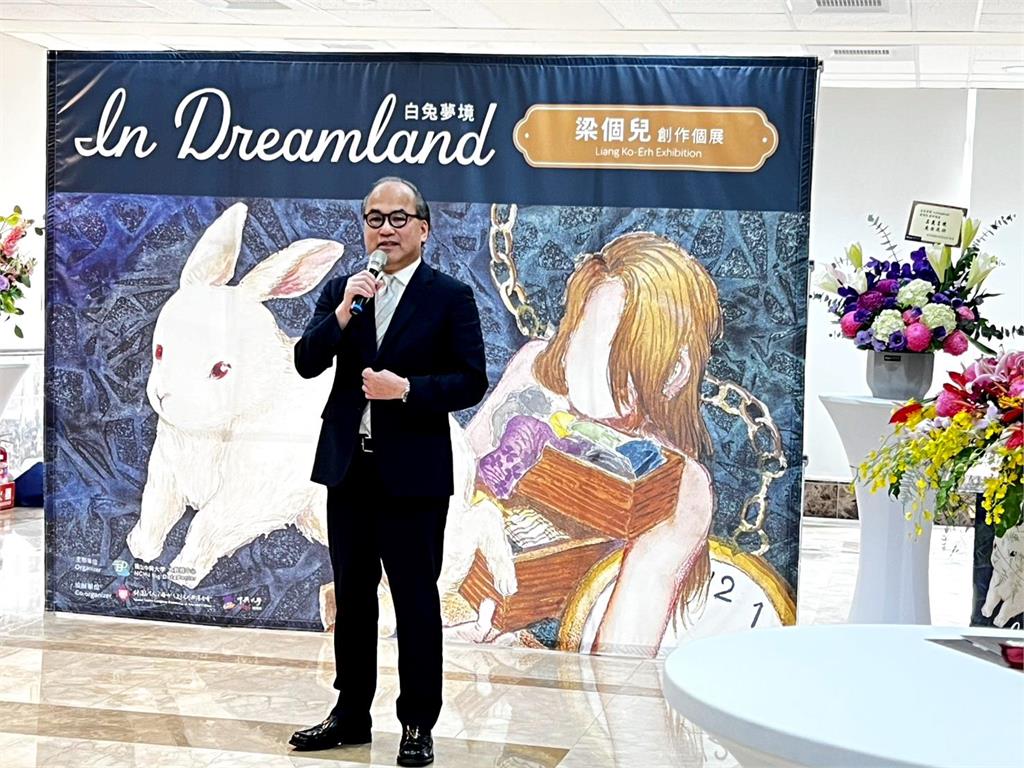 從「夢中白兔」走到畫布上!18歲少女梁個兒個展訴說親情與自我探索…