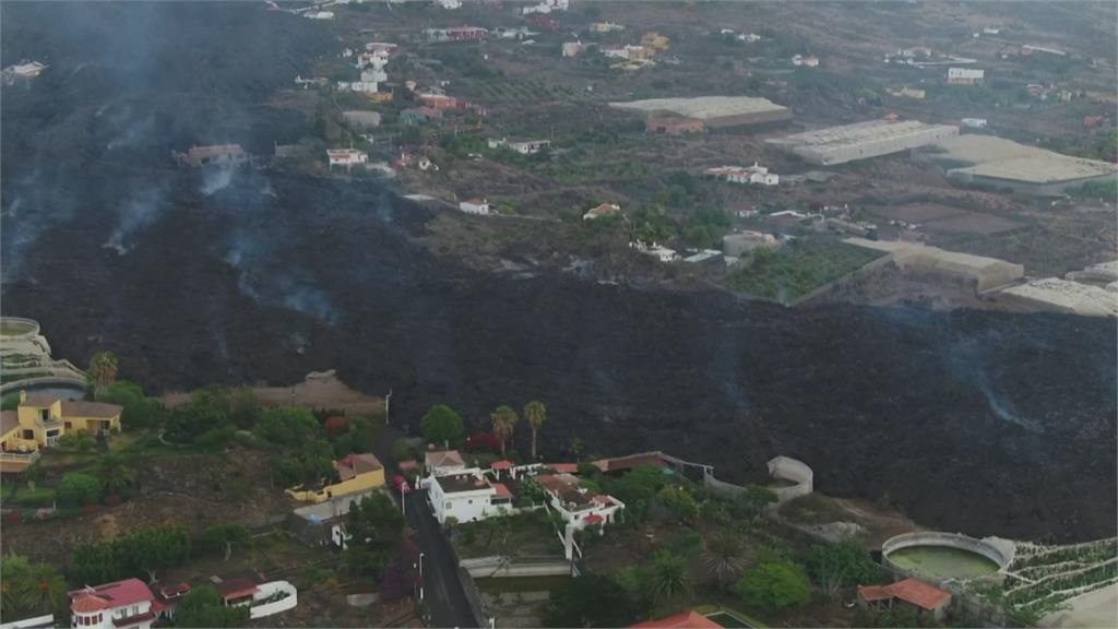 西班牙滾燙岩漿流入海中 釀岩石爆炸.釋放酸性氣體