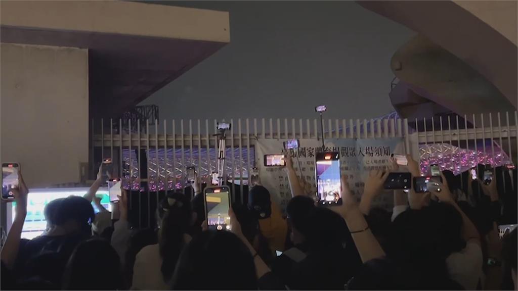 南韓天團BLACKPINK高雄開唱 散場人潮多到像跨年!