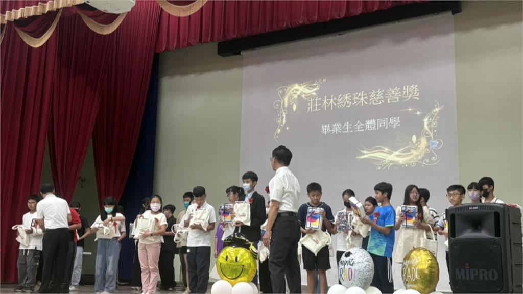 好羨慕! 屏東里港鄉國小畢業生"每人獲1台平板"