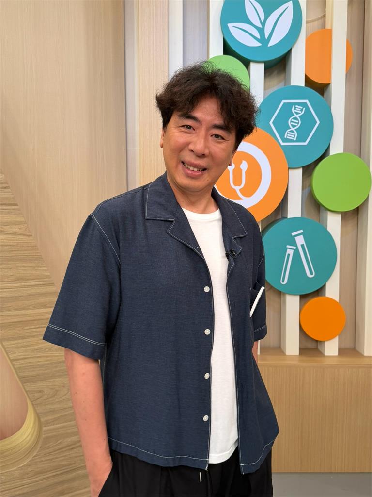 梁赫群外景奔跑鞋底整片脫落！工作人員撿起來問「還要嗎」超社死