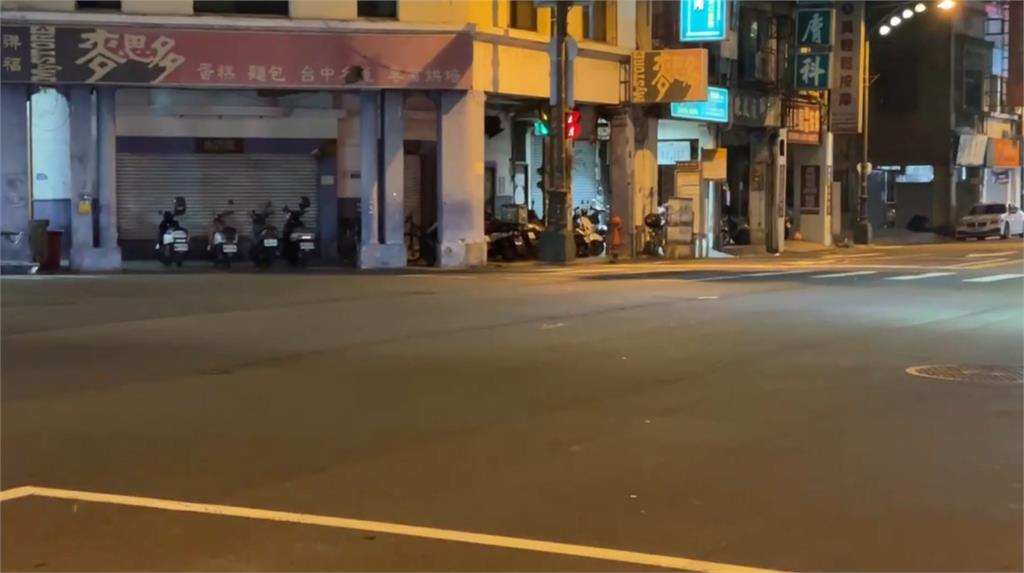 酒後失控? 台中怪男闖車陣揮外套.忘我亂舞
