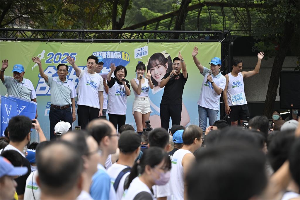 邊荷律現身臺中舒跑杯 年度壓軸最大場 見證2. 6萬人齊聚開跑 再掀全民運動熱潮