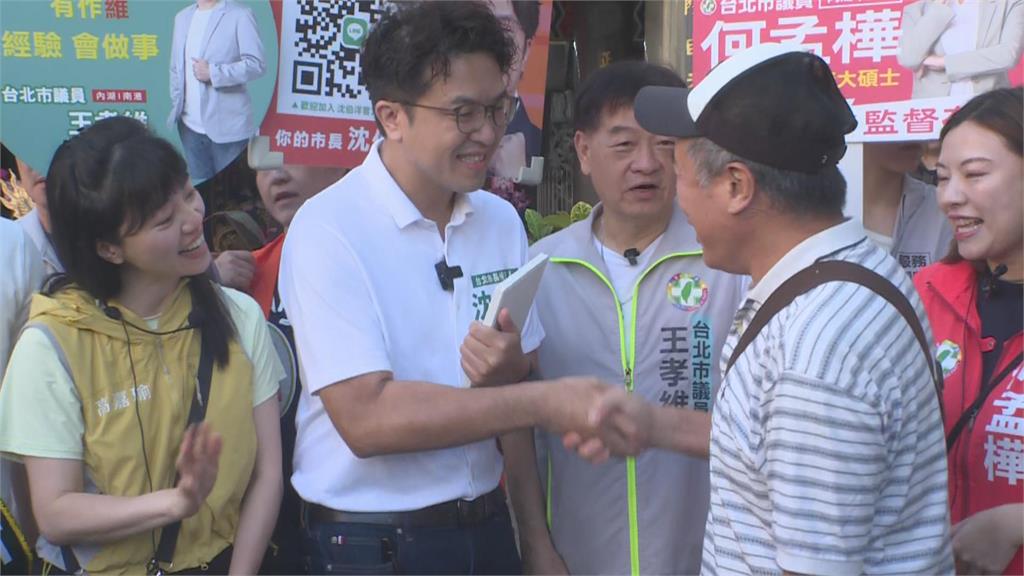快新聞／見偶像愛不釋手！民眾送安室奈美惠寫真集　沈伯洋笑開懷「握牢牢」