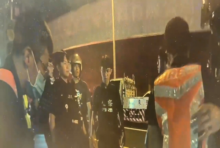 竹北阿伯"躺路中"身旁擺烤肉架!? 警勸導被飆三字經