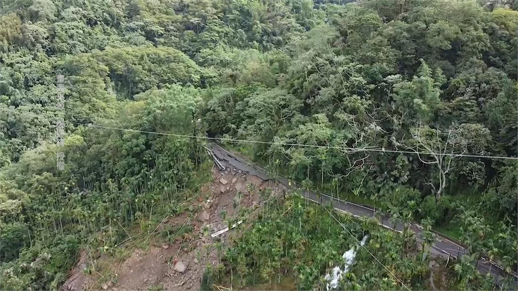 嘉義竹崎光華村隧道崩塌 村落成孤島員警徒步送「救命油」