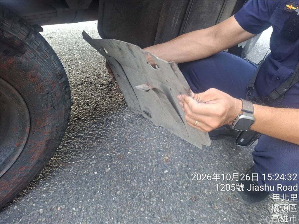 獨／貨車擋泥鐵片噴飛！　騎士慘摔自嘲「如瑪利歐賽車」被KO
