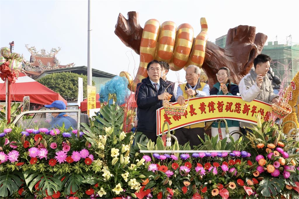 200萬支鹽水蜂炮輦轎遶境 黃偉哲:全身防護「犁炮」慶元宵