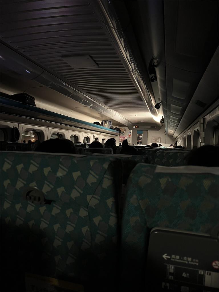 高鐵晚間又集電弓下降! 車廂「突全暗」半途臨停