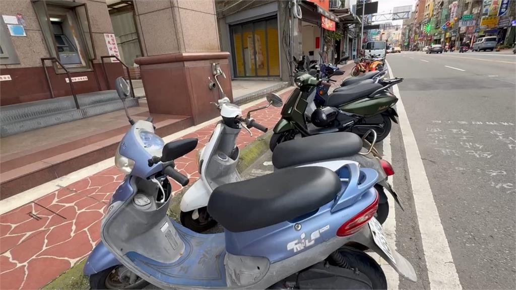 人行道「竄出三輛機車」　行人險挨撞！警方出手要開罰了