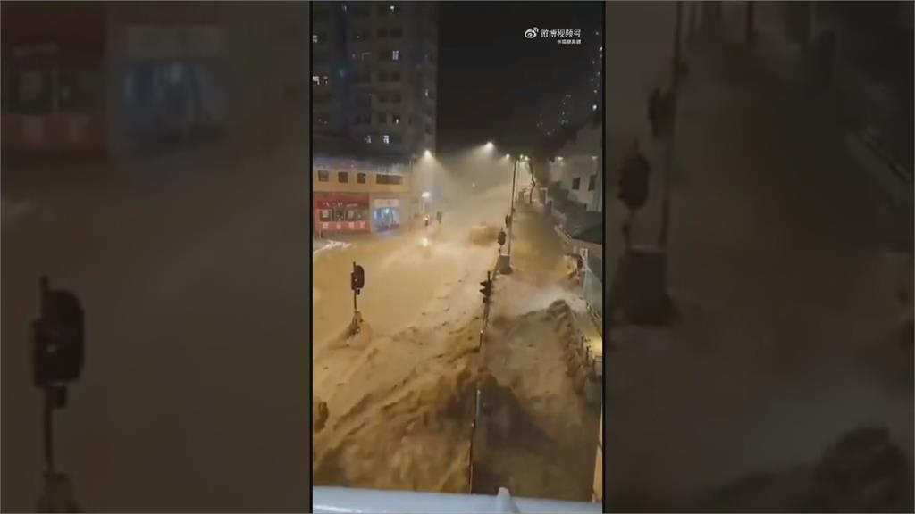 香港暴雨！　女子惡水中站不起來遭大水沖走...　