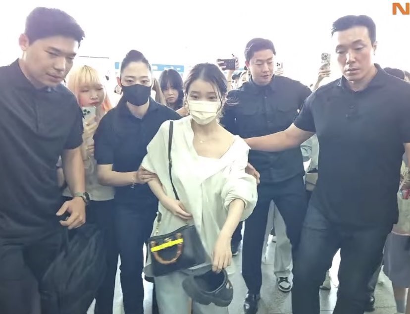 IU疑遭推擠!走路一半「突蹲下」驚險畫面流出 真實原因曝光超暖心