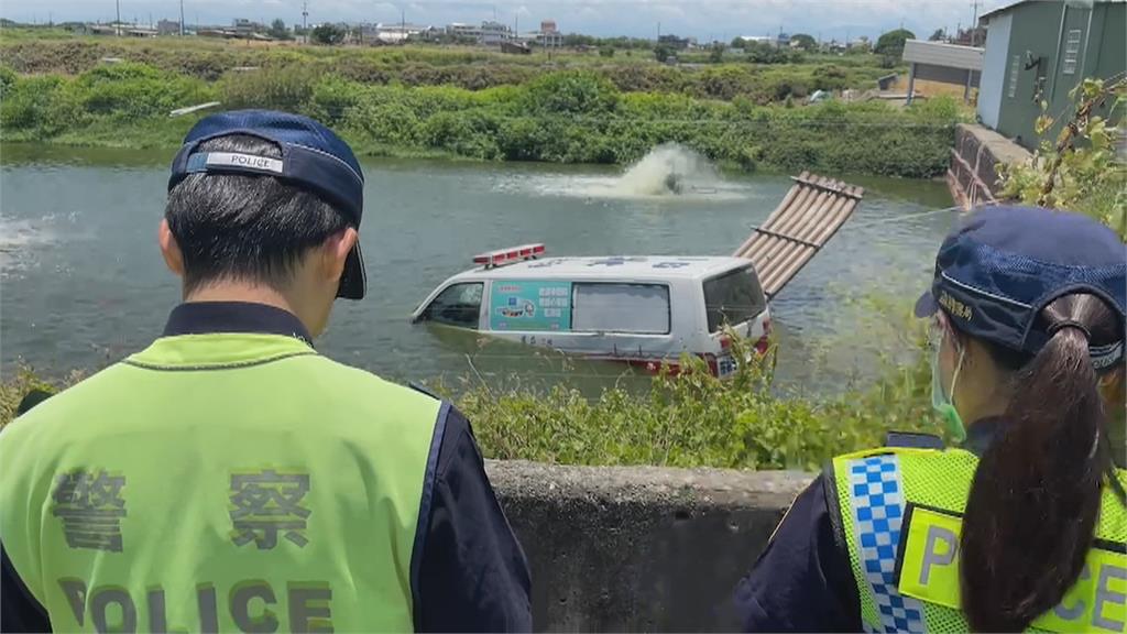 驚！救護車出勤路口擦撞轎車 　　失控衝入魚塭釀4人輕傷