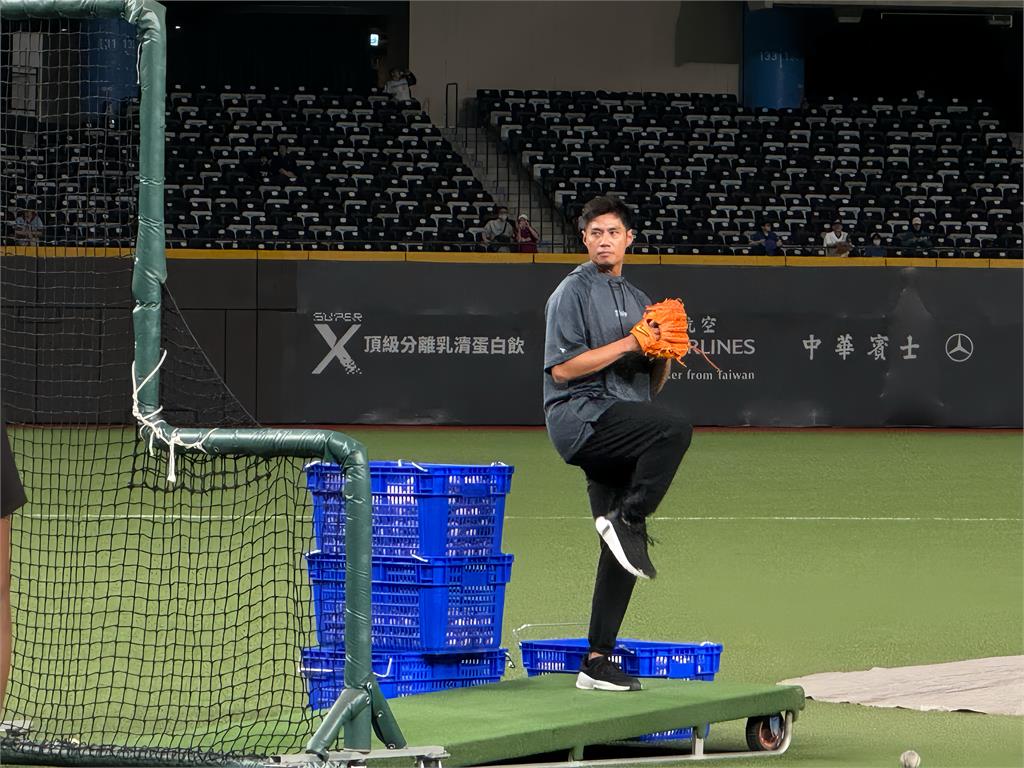 經典賽(圖多)／費仔投入訓練！打擊練習「陳偉殷親自餵球」　台灣隊主帥親曝互動細節
