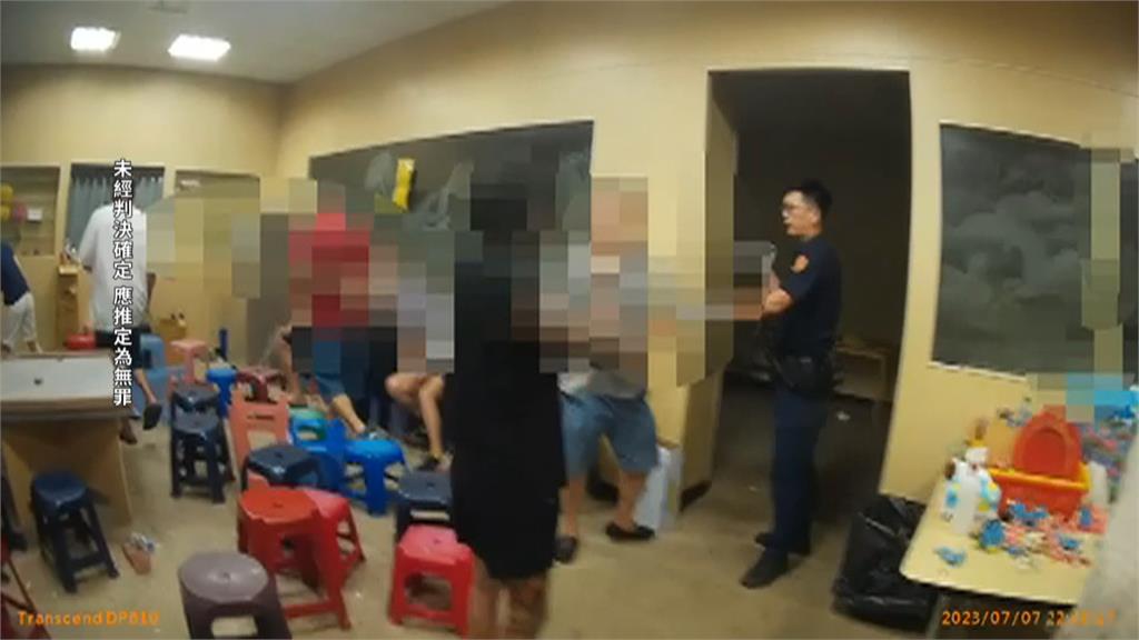 屏東東港鐵皮屋「熱鬧」異常　警破天九牌賭場逮回34人