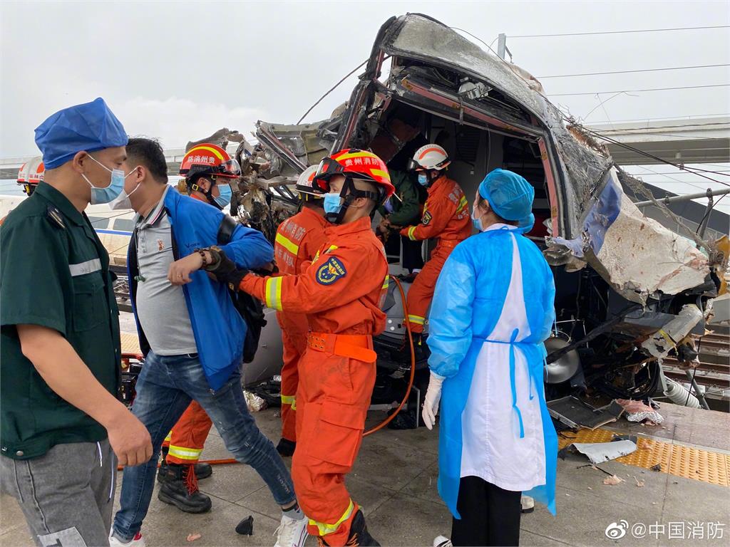 快新聞／中國高鐵出軌意外「司機身亡」　車頭全毀猛烈撞擊照曝光