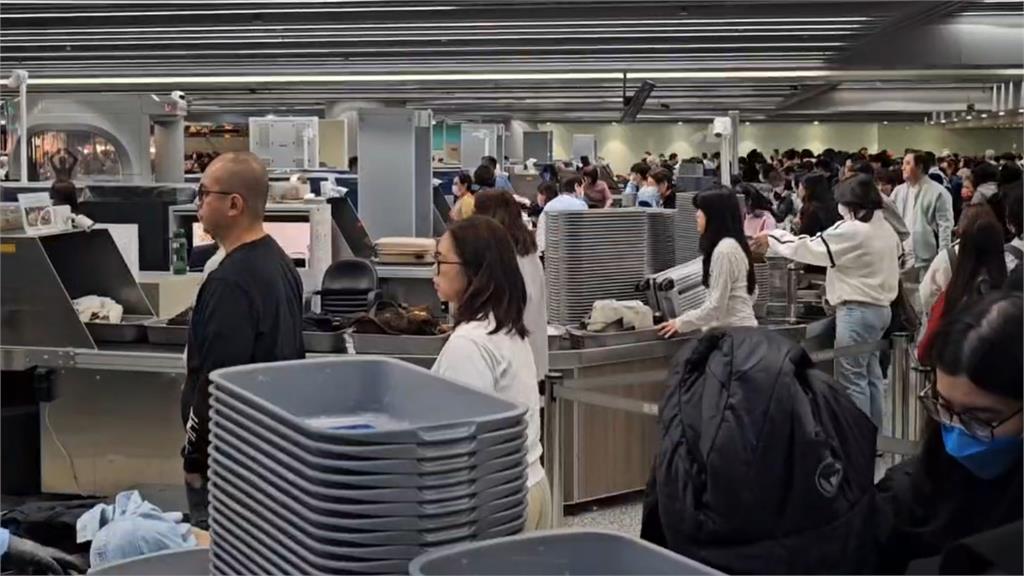 快新聞／宜出國！新春連假開始　清晨桃機湧現海量旅客人潮