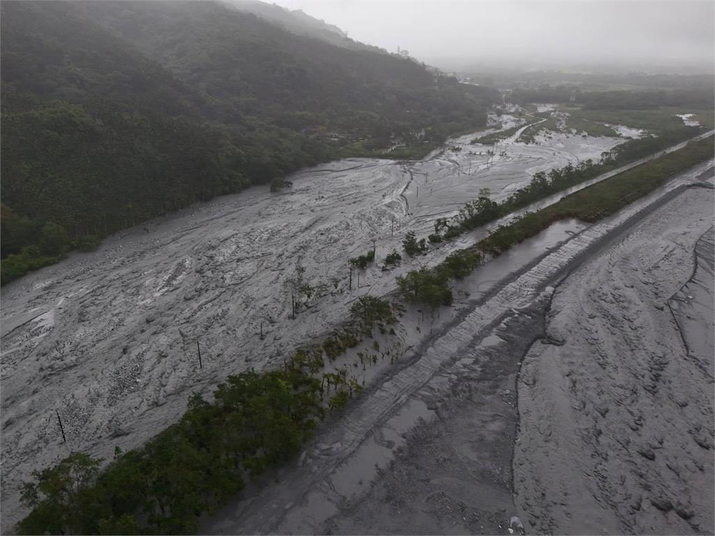快新聞／堰塞湖又溢流！空拍畫面曝　村長：破口923後通報仍沒處理