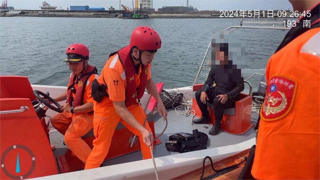 梧棲港疑地面濕滑釣客不慎落海　海巡救生艇出動、僅輕微擦挫傷